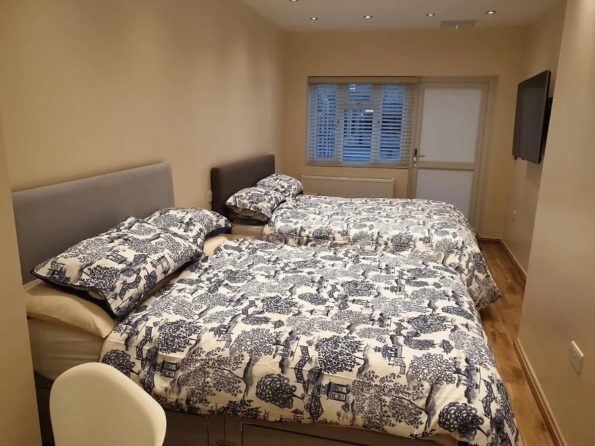 London Luxury 2 Bed Studio 4 Mins From Ilford Stn - Free Parking, Wifi, Garden Access דירה