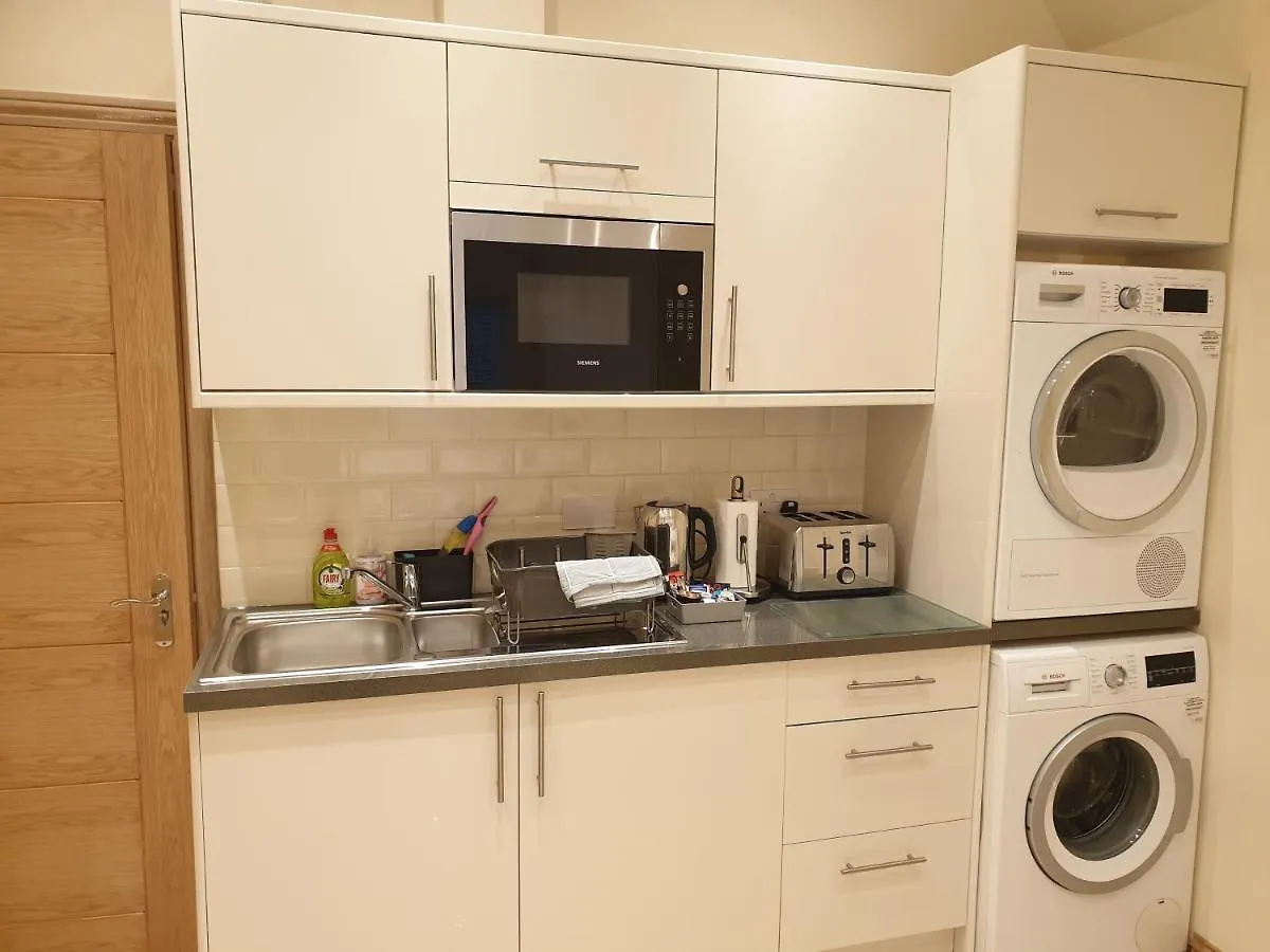 London Luxury 2 Bed Studio 4 Mins From Ilford Stn - Free Parking, Wifi, Garden Access בריטניה