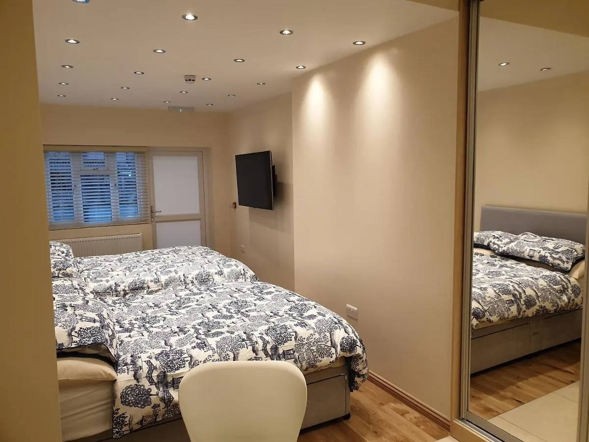 Apartamento London Luxury 2 Bed Studio 4 Mins From Ilford Stn - Free Parking, Wifi, Garden Access