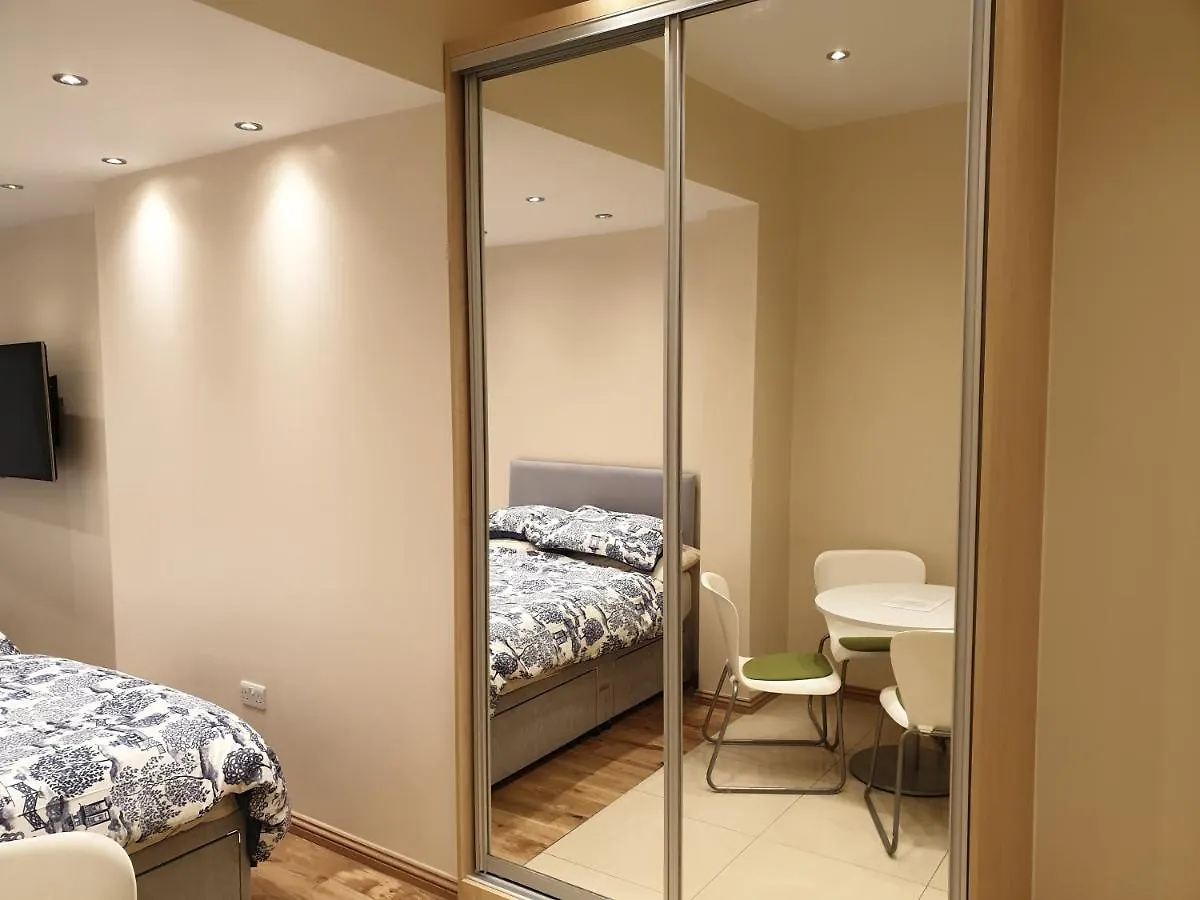 London Luxury 2 Bed Studio 4 Mins From Ilford Stn - Free Parking, Wifi, Garden Access
