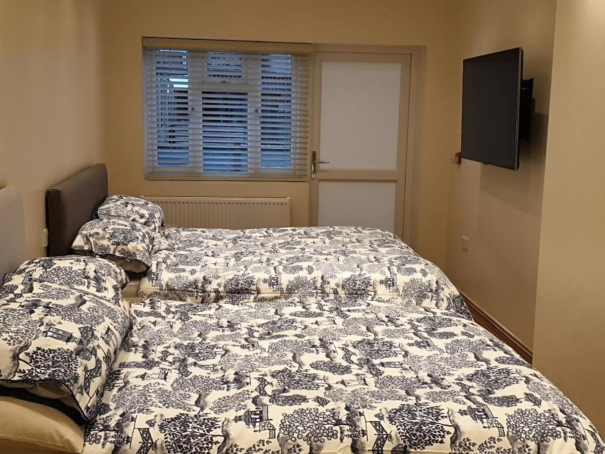 Apartamento London Luxury 2 Bed Studio 4 Mins From Ilford Stn - Free Parking, Wifi, Garden Access